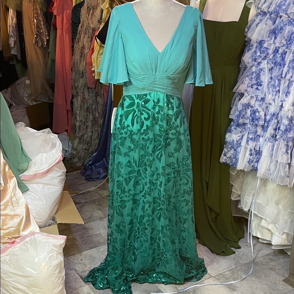 Elegant Green Maxi Dress with Sequin Details